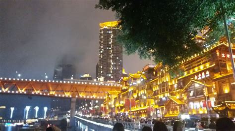 2021嘉陵江倒映着重庆灯光璀璨的夜景，非常好看。晚上的重庆城市风光。在大桥上拍摄重庆夜景_千厮门嘉陵江大桥-评论-去哪儿攻略