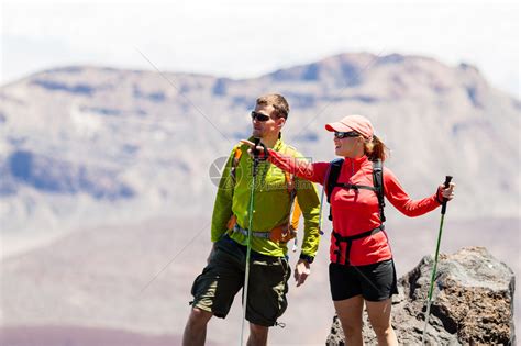 男人和女人登山者在夏日山上漫步高清图片下载-正版图片504779178-摄图网
