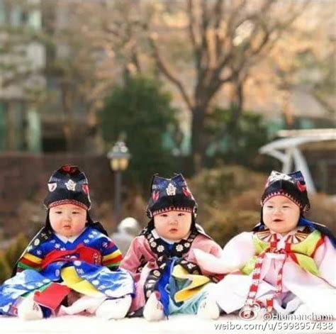 三胞胎靠新年台历揽10亿韩元 萌萝莉年吸金2亿_欧美日韩_温州网