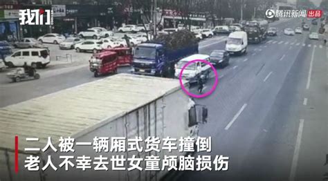 油门当刹车，70岁老人开代步车撞伤路人_凤凰网视频_凤凰网