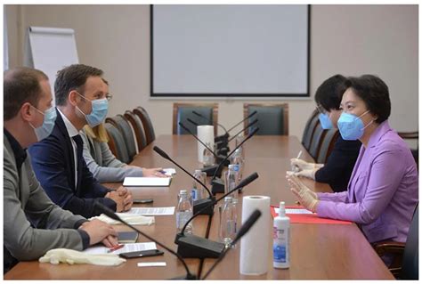 中国驻塞尔维亚大使陈波会见塞财政部长马利：将努力扩大双向投资和贸易规模|界面新闻 · 快讯