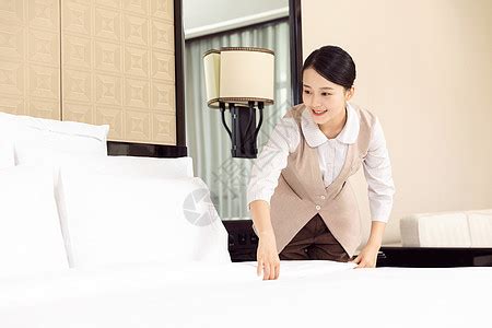 酒店管理保洁员擦洗手台高清图片下载-正版图片501417080-摄图网