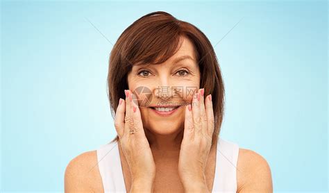 在护理脸部的老年女人高清图片下载-正版图片300059385-摄图网