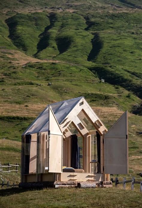 挪威“鸟巢式”小屋，一棵树干支撑起15㎡空间_SOSOARCH
