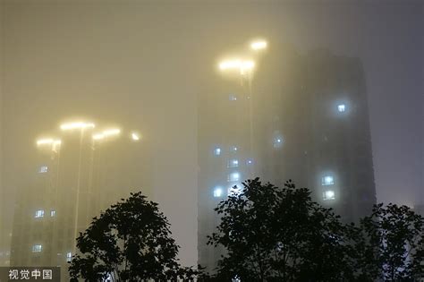 山东青岛出现大雾天气 城市建筑若隐若现