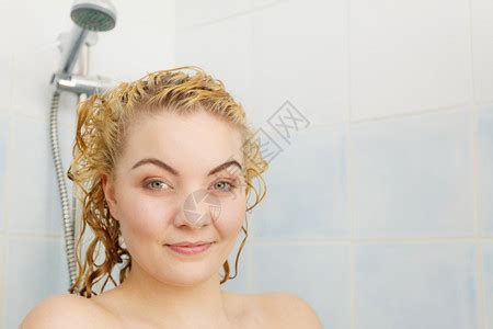 一个金发湿漉漉的快乐女人积极干净的女洗澡后感觉干净和放松金发湿漉漉的女人高清图片下载-正版图片307187710-摄图网