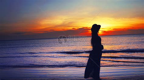 大海落日少女人像观赏日落背影高清图片下载-正版图片501616277-摄图网