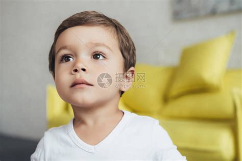 童人的小男孩家家里的小男孩高清图片下载-正版图片300159254-摄图网