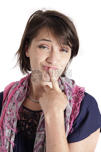 笑笑的肖像 一个年轻女人用手指指着她的嘴冒充工作室围巾女人味女性黑发吊带女孩快乐姿势高清图片下载-正版图片321039516-摄图网