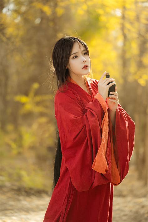 红衣少女图片