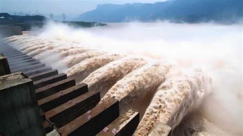 三峡大坝最大洪峰 开11孔泄洪，下泄流量达49200立方米每秒_新闻频道_中华网