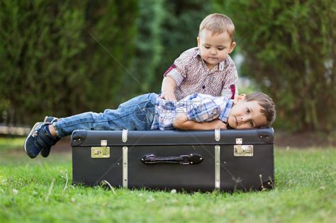 两兄弟在公园玩耍高清图片下载-正版图片507226699-摄图网