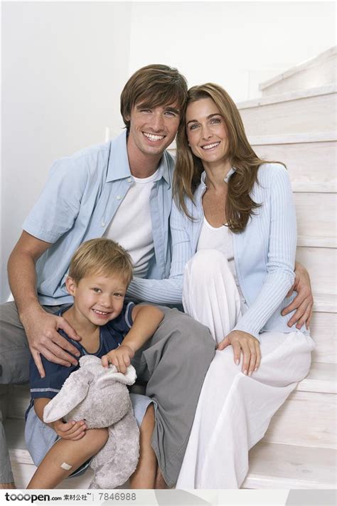 幸福家庭-外国家庭一家三口坐在白色楼梯上 - 素材公社 tooopen.com