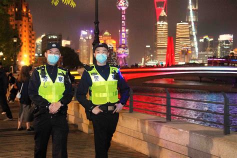 上海公安全力维护城市安全，申城热门景区秩序井然_视觉 _ 文汇网