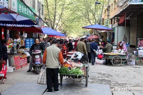 济南最大露天早市恢复开放！购买瓜果蔬菜的市民络绎不绝_北京日报网