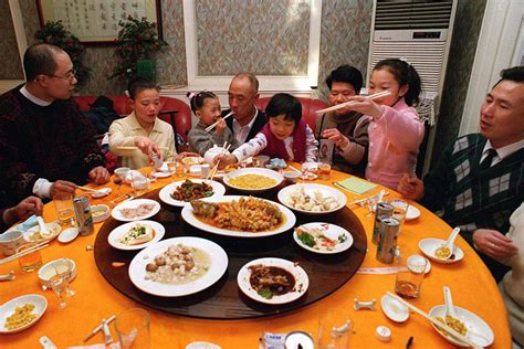 外国人感叹：中国人太喜欢吃了，总能找到吃饭的理由|中国人|吃饭|外国人_新浪新闻