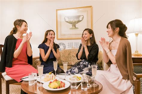 朋友聚会女人们在桌边聊天说笑高清图片下载-正版图片502060369-摄图网