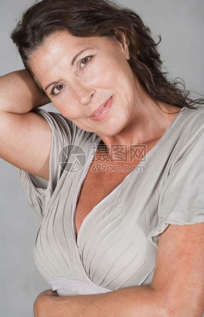 近距离的美容肖像一个有吸引力的骨瘦如柴的西班牙成熟女人皱纹高清图片下载-正版图片503391513-摄图网