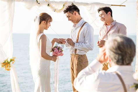 海边举行浪漫度假婚礼的新娘新郎高清图片下载-正版图片502327331-摄图网