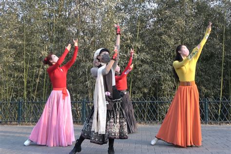 紫竹院广场舞《中国茶》歌声悠扬动听，舞步优美好看_凤凰网视频_凤凰网