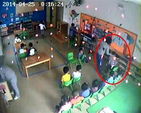 北京幼儿园女老师殴打幼童 其他老师在旁笑新闻频道__中国青年网