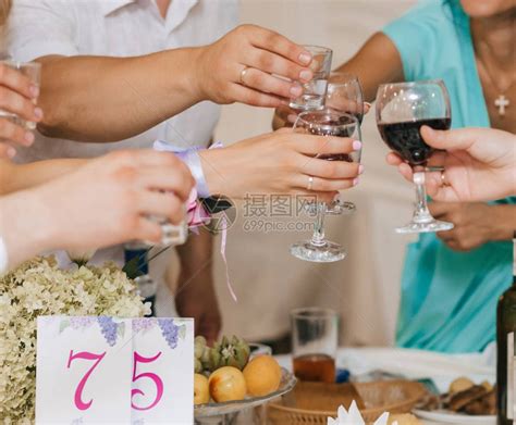 一群朋友的手碰着酒杯敬酒和祝贺在一家餐厅的一个节高清图片下载-正版图片506068498-摄图网