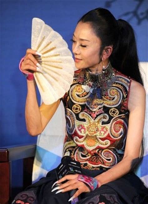 她是国家一级演员杨丽萍，年轻照片遭曝光，她为艺术牺牲了太多！__财经头条