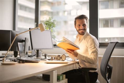 高清特写一位男士坐在电脑桌前转过身面带微笑人物素材设计