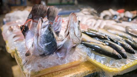 在一个可以购买许多传统食品的热门市场上出售活鱼和各种食材的摊贩在当地高清图片下载-正版图片506737414-摄图网