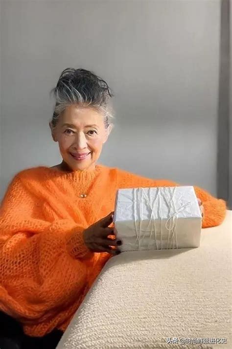 女人年过60穿衣别花哨，日本奶奶的简洁搭配，气质干净典雅才更美 - 知乎