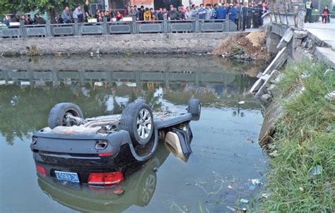 长沙一停车场600辆车被淹 密密麻麻沾满泥土_手机凤凰网