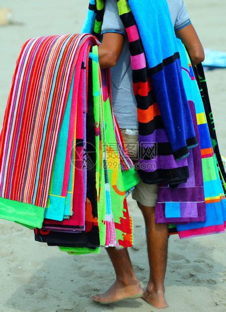 夏天不穿鞋在沙滩上卖布和毛巾的小贩高清图片下载-正版图片506023083-摄图网