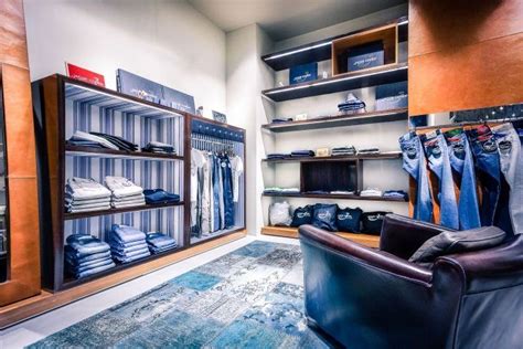Jacob Cohen牛仔裤专卖店设计 – 米尚丽零售设计网 MISUNLY- 美好品牌店铺空间发现者