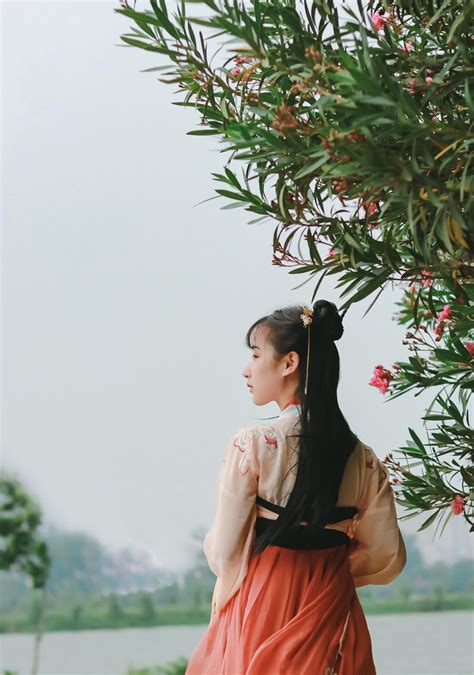 中国传统汉服真的有不一样的气质，美女穿上后，更显文雅清秀！|汉服|美女|气质_新浪新闻