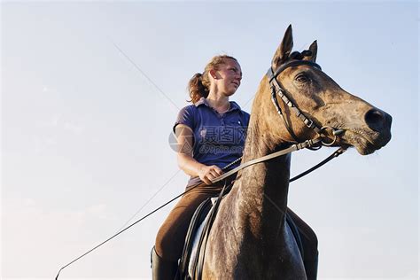 草原上骑马旅游的女人高清图片下载-正版图片502158049-摄图网