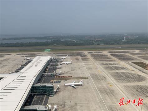 驰援战“疫”一线 空军8架运输机抵达武汉 - 中国军网