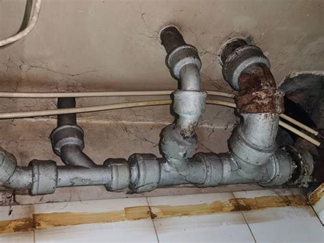 维修下水道管道、供水或排水系统。高清摄影大图-千库网