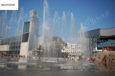 湖北十堰六堰广场上的喷泉高清图片下载_红动中国