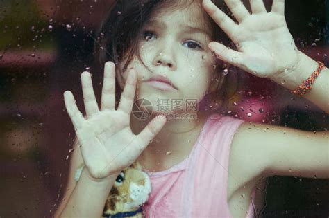 孤独悲伤的年轻前女孩在窗上握着手掌高清图片下载-正版图片502922620-摄图网