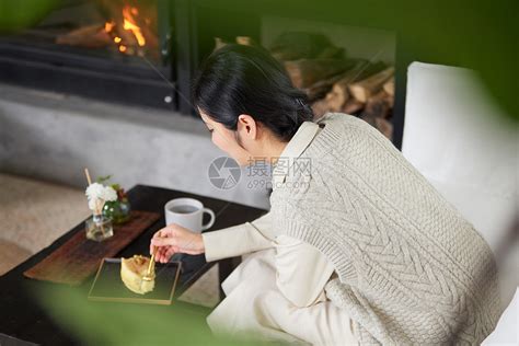 女性在火炉边取暖享受点心高清图片下载-正版图片502351281-摄图网