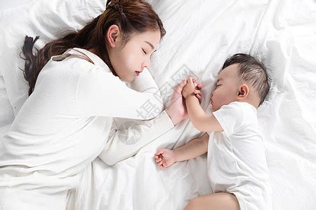 母婴妈妈抱着宝宝睡觉高清图片下载-正版图片500962246-摄图网