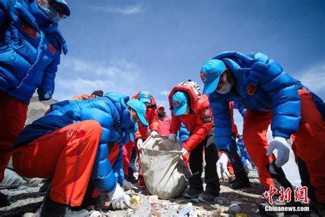 西藏举行2020年春季登山垃圾清理回收活动 山峰环保机制逐步健全 -精彩图片 - 东南网