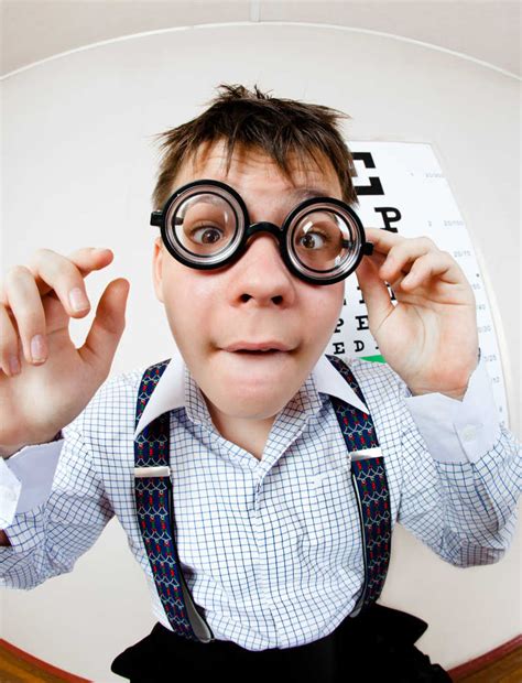 戴眼镜的男孩图片-站在视力表旁边戴眼镜的男孩素材-高清图片-摄影照片-寻图免费打包下载