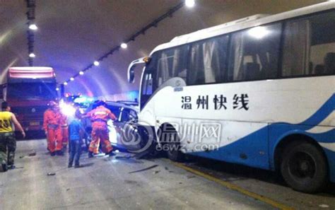 香港巴士侧翻事故已致18死62伤 港府启动应变机制_新民社会_新民网