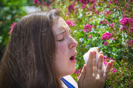 有花粉过敏的花园少女在花卉园里高清图片下载-正版图片507301845-摄图网