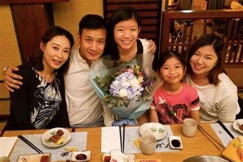 TVB女艺人杨卓娜和家人开心露营 一边吃零食一边跟音乐节奏打牌