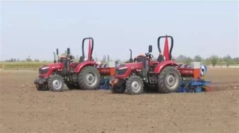 武威市人民政府 图片新闻 农户在了解小麦播种自动上料装置
