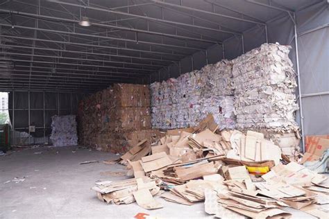 回收厂的废纸垃圾压实堆积倾倒垃圾场商业制造业废料场水平压缩材料生态浪费高清图片下载-正版图片321857937-摄图网