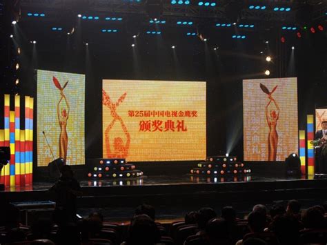 金鹰节颁奖晚会献唱何炅与现场观众艺人一起唱生日快乐歌