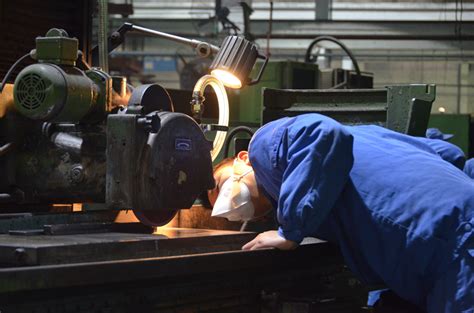 CNC加工中心常见的5种机器设备 - 上海锦铝金属